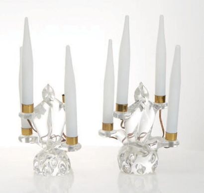 SCHNEIDER Paire de chandeliers à quatre lumières en cristal blanc modelé à chaud.
Haut.:...