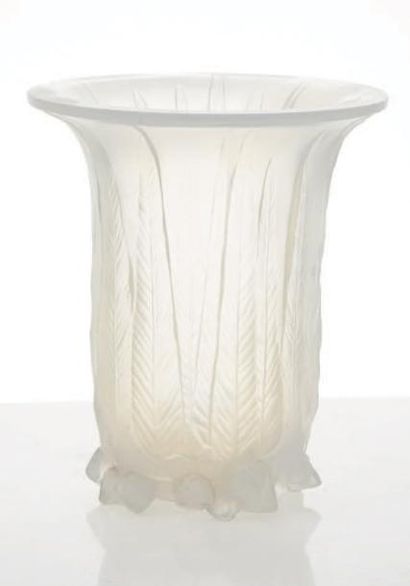 RENE LALIQUE (1860-1945) Vase «Eucalyptus» (1925).
Epreuve en verre blanc moulé-pressé...