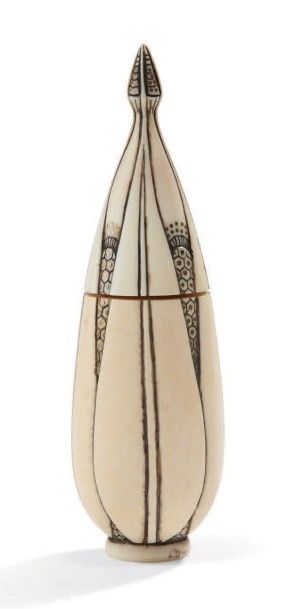 Eugénie O'KIN (1880-1948) Flacon à parfum en ivoire à corps obusal épaulé sur petit...