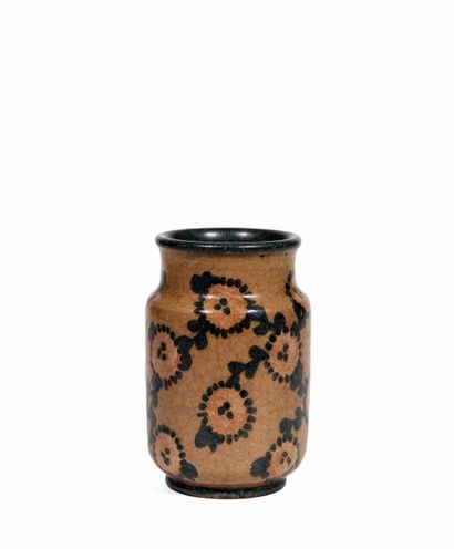 null Emile LENOBLE (1902-1967)

Vase en céramique à corps cylindrique légèrement...