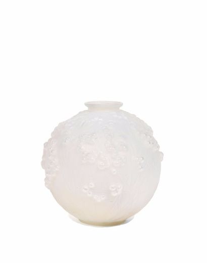 null René LALIQUE (1860-1945) 

Vase " Druide " (1924). Epreuve en verre opalescent...