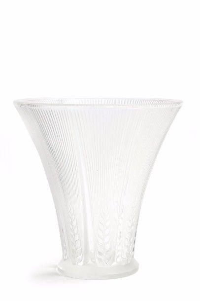 null CRISTAL LALIQUE 

Vase " Epis ". Epreuve en cristal blanc moulé pressé (éclat...