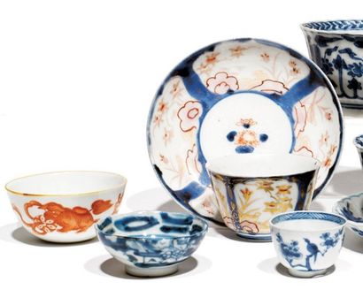 null Quatre sorbets et un présentoir en porcelaine bleu/blanc à décor " imari chinois...