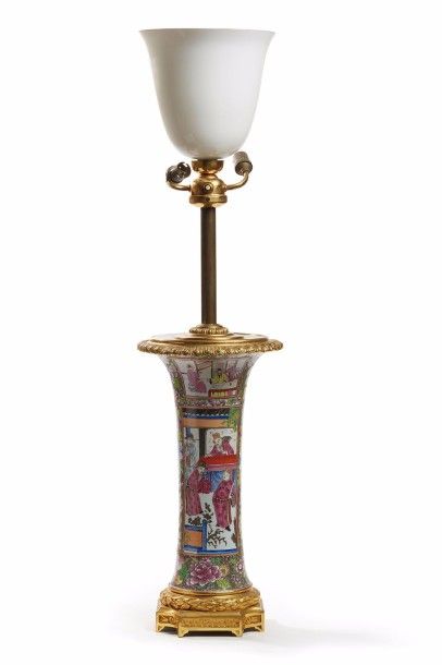 null CHINE (Canton) : 

Vase cornet en porcelaine à décor polychrome et or de personnages...