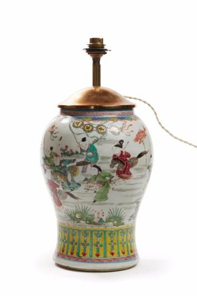 null CHINE : 

Vase balustre en porcelaine à décor polychrome de pivoines dans des...