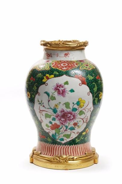 null CHINE :

Vase balustre en porcelaine à décor polychrome tournant d'enfant jouant....