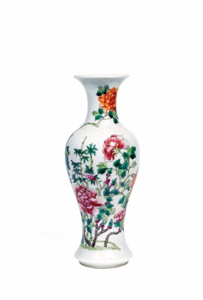 null Vase de forme balustre en porcelaine et émaux de la famille rose, à décor de...
