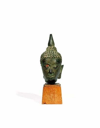 null Tête de Bouddha en bronze.

Siam, Ayutthaya, XVIIe siècle.

 H : 8,5 cm. (une...