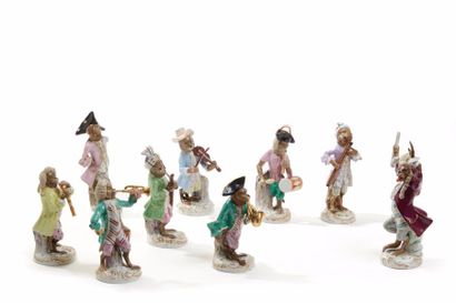 null SAXE : 

Statuettes en porcelaine à décor polychrome représentant un orchestre...