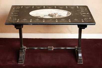 null Table rectangulaire composée d'un plateau en marbre noir, à décor peint polychrome...
