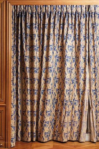 null Paire de rideaux en tissus à décor de branchages sur fond bleu

