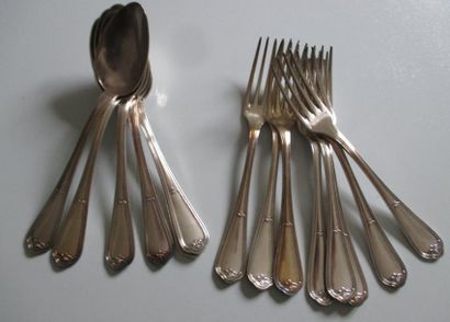 null CHRISTOFLE

Six cuillers et huit fourchettes de table en métal argenté