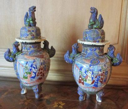 null Paire de vases couverts tripode en faïence Satsuma polychrome, moderne

H :...