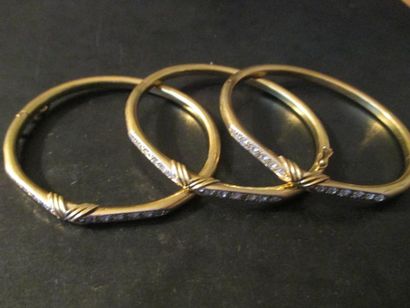 null Trois bracelets rigides articulés en or jaune 18k et brillants, pds brut : 60...