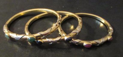 null Trois bracelets rigides articulés en or jaune et gris 18k et pierres de couleur,...