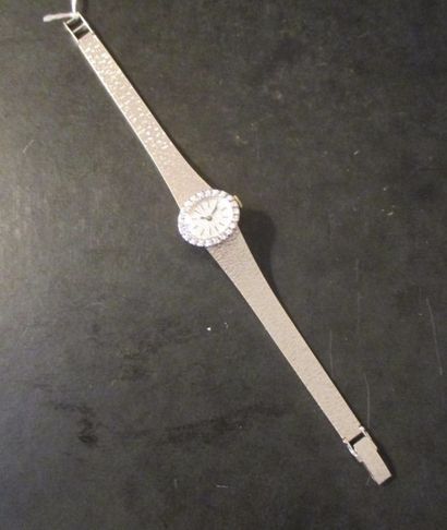 null Bracelet-montre de dame en or gris 18k et brillants, pds brut : 32,8 g.