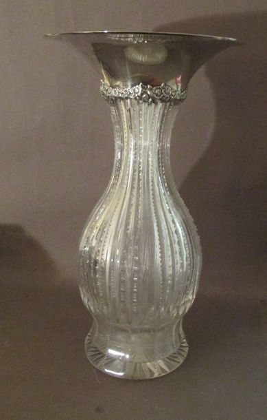 null SHREVE, CRUMP and LOW orfèvres

Deux vases en cristal dont un à anses à monture...