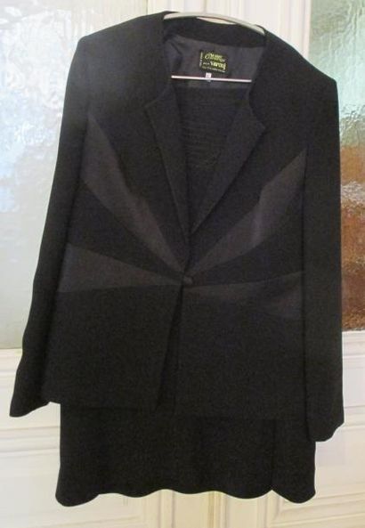 null Marie Clémence pour VAROUJ

Tailleur en crêpe noir composé d'une veste à encolure...