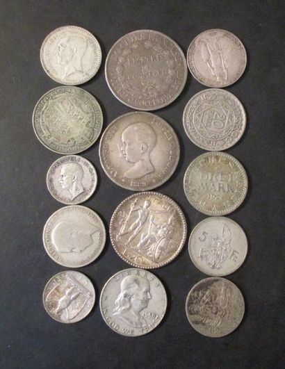 null Lot de pièces en argent : 1 p. half dollar 1958, 1 p. 1/2 couronne Georges V,...