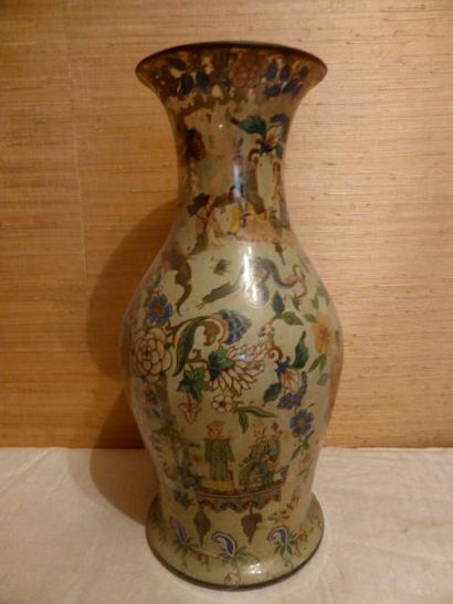 null Vase balustre en verre à décor églomisé dans le goût chinois

H: 46 cm. (manque...