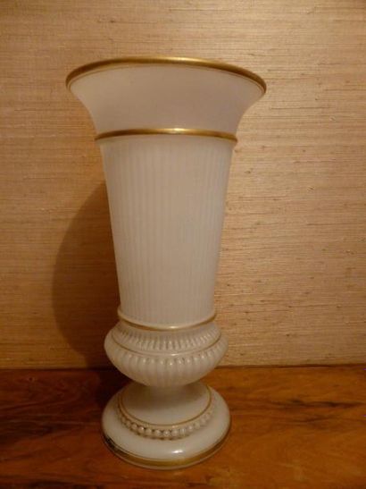 null Vase sur piédouche en opaline blanche et liserets dorés

H: 36 cm.

