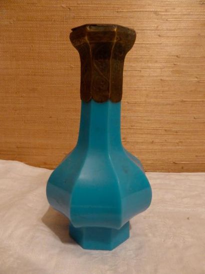 null Vase polylobé en opaline turquoise monture en métal

H: 15 cm

