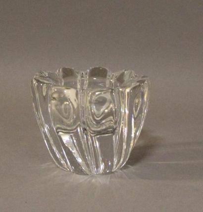 DAUM Nancy Petit vase cotelé en cristal, signé

H: 8,5 cm. (éclat à la base)