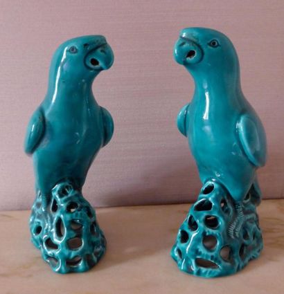 null Paire d'oiseaux en céramique bleue, Chine 

h: 19,5 cm