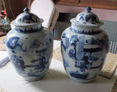 null Paire de potiches couvertes en porcelaine à décor bleu-blanc, Chine

H: 40 cm....