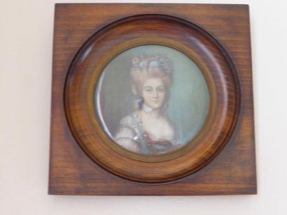 null Deux miniatures "Portrait de femme", l'une ovale et l'autre ronde signées

D...