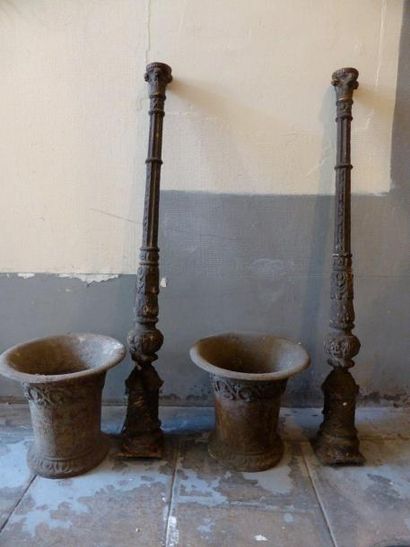 null Paire de vasques et paire de colonnes en fonte

 H. vase: 26 cm., Colonne: 93...