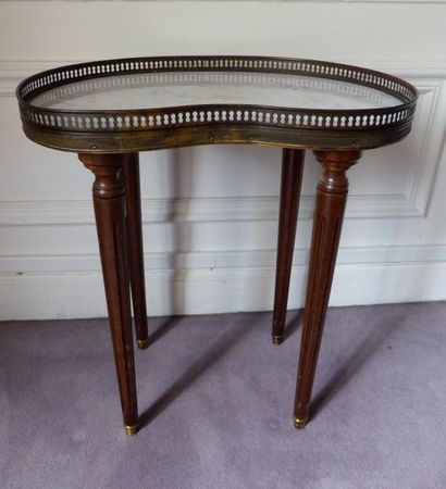 null Petite table rognon en bois naturel et marbre, galerie laiton ajourée, style...