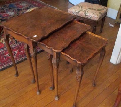 null Trois tables cigogne en bois de placage, travail anglais moderne