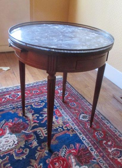 null Table bouillote style Louis XVI

H: 72, diam: 63 cm