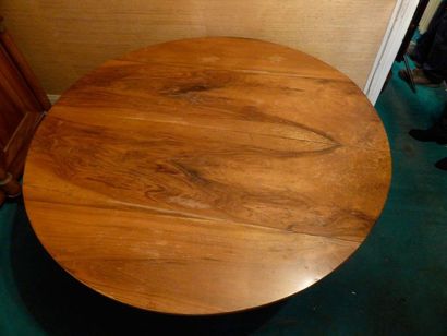 null Table ronde en bois fruitier à volets reposant sur six pieds, XIXème s.

H:...