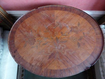 null Table volante ovale en bois de placage, deux tiroirs, style Louis XVI (accidents...