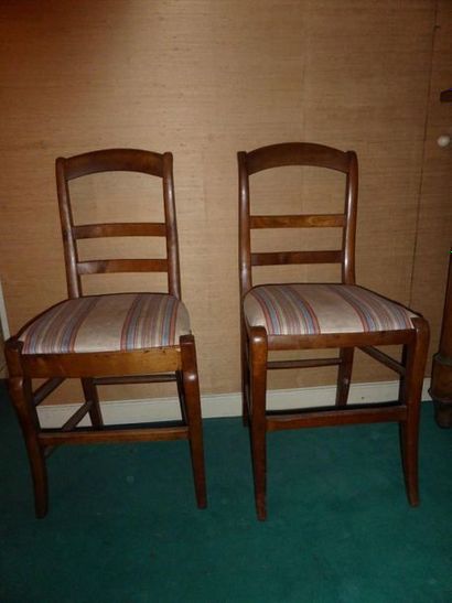 null Huit chaises cabriolets en bois naturel à dossier renversé à barreaux, XIXème...