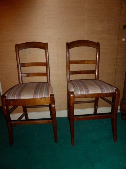 null Huit chaises cabriolets en bois naturel à dossier renversé à barreaux, XIXème...
