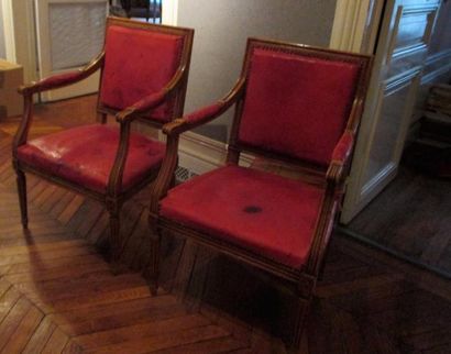 null Paire de fauteuils de style Louis XVI en bois naturel, garnis de cuir rouge