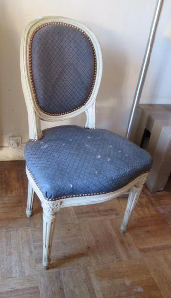 null Six chaises cabriolets en bois laqué blanc style Louis XVI
