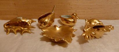 MONTIGNY Limoges Salières et vide-poches en porcelaine doré en forme de coquillage...