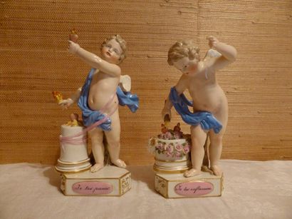 Meissen XIX Paire de sculptures en porcelaine polychrome représentant deux angelots"je...