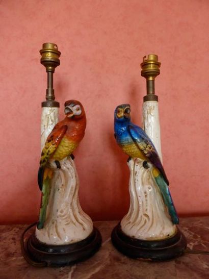 null Paire de pieds de lampes en porcelaine polychrome à décor de perroquets (accidents).

h:...