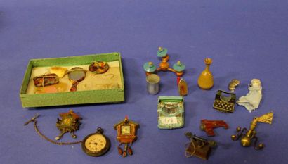 null Dinette : service à thé

Accessoires miniatures : lustre, petits animaux, pendule...