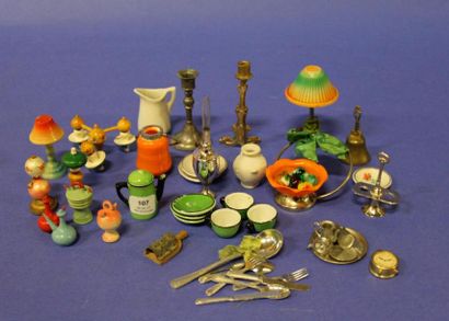 null Lot d'objets miniatures : lampes, service à thé, couverts ...