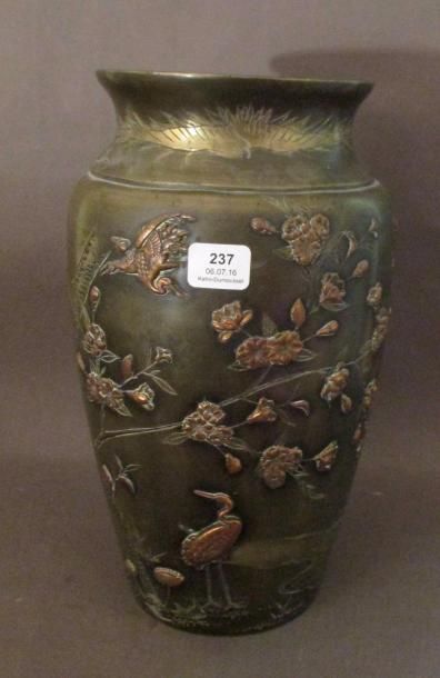 null Vase en bronze à décor gravé et en relief à décor d'un arbre fleuri et grues,...