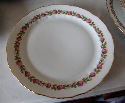 null Partie de service de table en porcelaine blanche à frise de roses polychrome...
