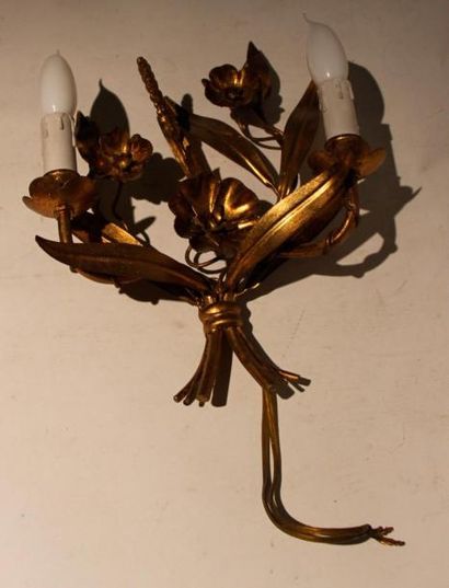 null Quatre appliques en tôle dorée à deux bras de lumières à décor de fleurs