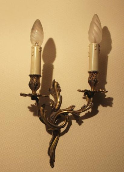 null Paire d'appliques en bronze à deux lumières de style Louis XV 

H : 28 cm