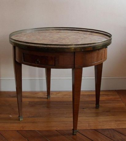 null Table base bouillote en bois de placage à plateau marbre à galerie

Styele Louis...